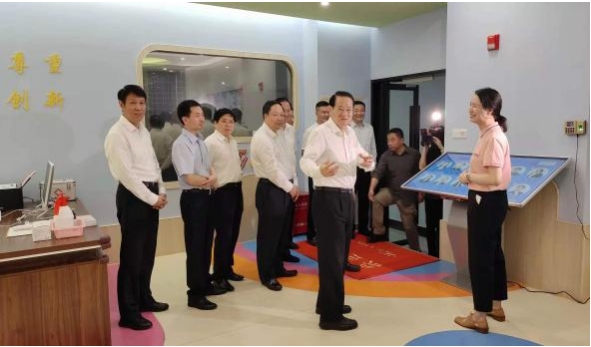 原省委书记易炼红书记看望在实训基地康复的自闭症儿童